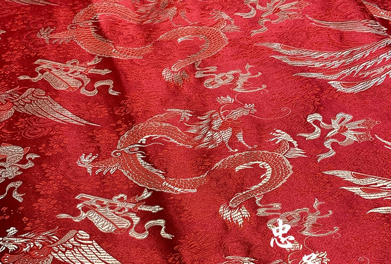 Tissu brocart de soie rouge et or : motif dragon et phénix chinois pour ameublement et costumes - 75 cm de large