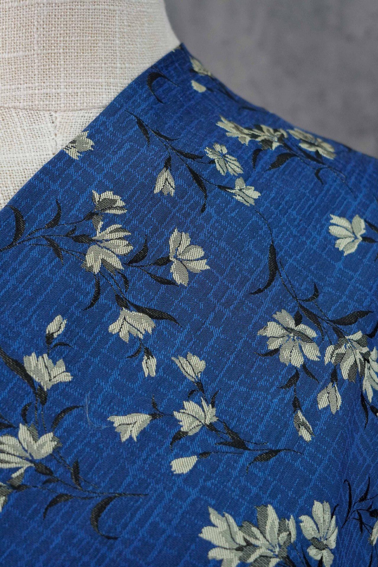 Tissu jacquard floral japonais : Tissu d'ameublement rétro bleu (160 cm de large, vendu au mètre)