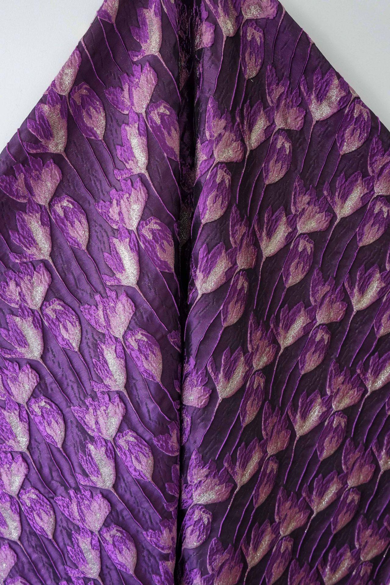 Tissu jacquard tulipe en relief : fil métallique or et argent, 140 cm de large