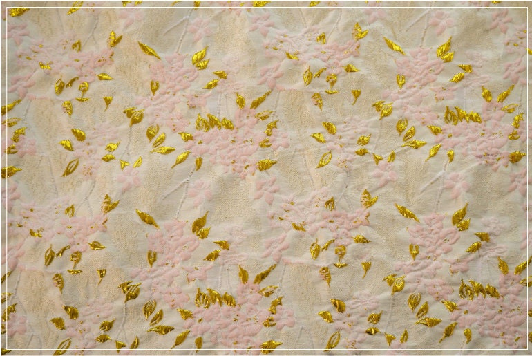 Tissu jacquard floral à fils dorés : 130 cm de large, pour l’ameublement et la confection de costumes