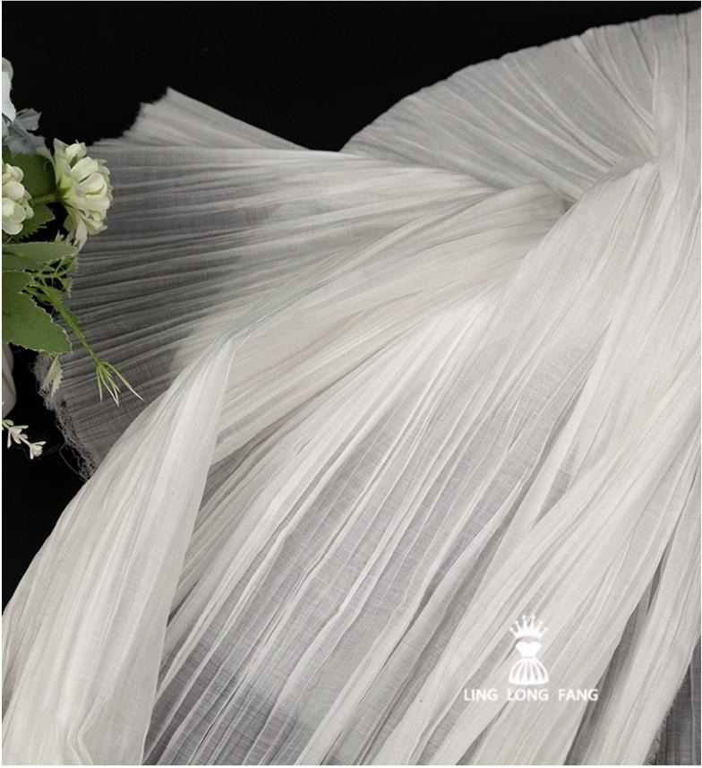 Tissu plissé texturé blanc : Matière légère pour robes 3D - 150 cm de large