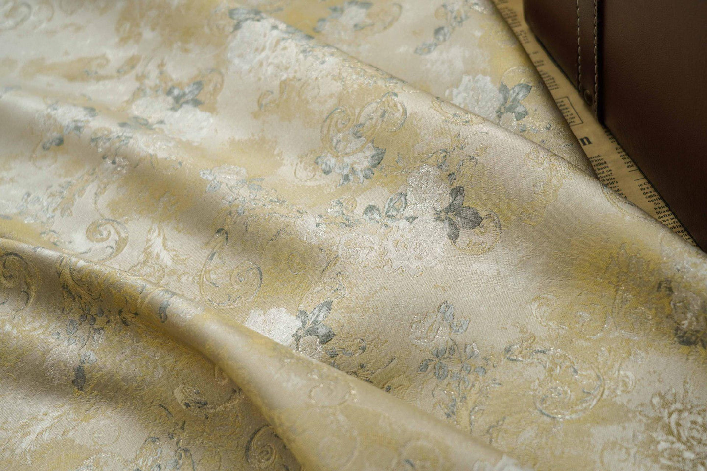 Tissu jacquard floral doré : revêtement d’ameublement réversible en relief, 160 cm de large