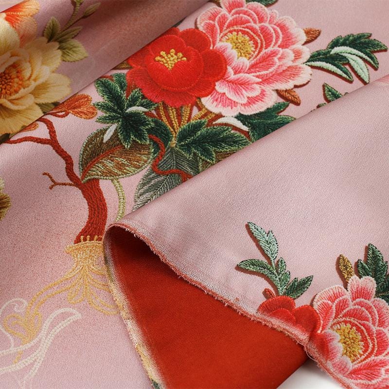 Tissu satiné brocart à motif floral | Motif Xiangyun chinois bleu et or, 150 cm de large