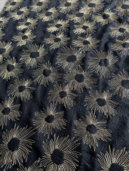 Tissu en soie de mûrier brodé de tournesols et de fils d'or - 114 cm de large