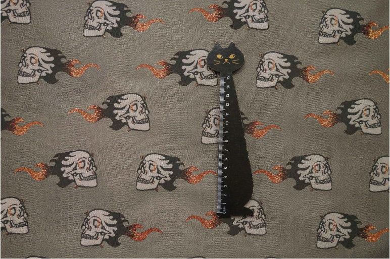 Tissu jacquard à fils d'or : matériau pour costume de squelette d'Halloween