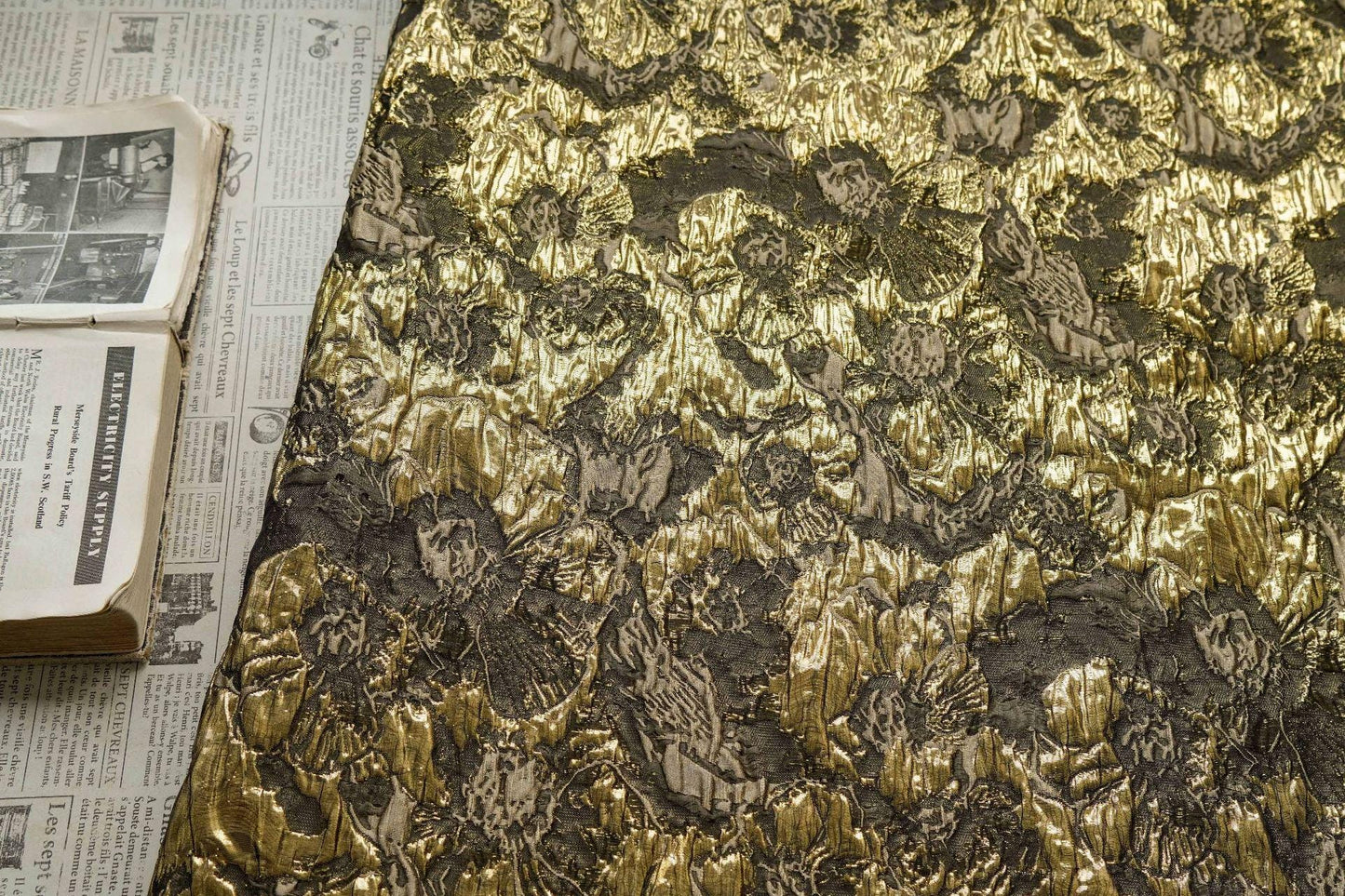 Tissu jacquard métallisé : blocs de couleur en relief pour robes et tenues de soirée