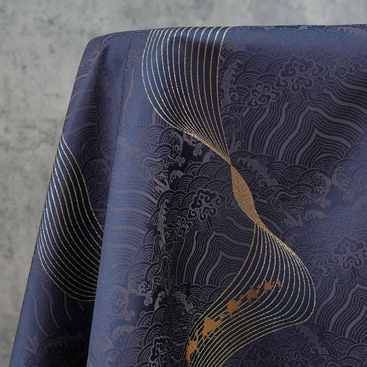 Tissu jacquard violet foncé : motif vague dorée, revêtement de luxe - 165 cm de large