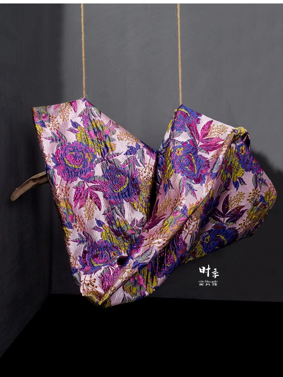Tissu jacquard à fil doré : motif floral 3D violet et bleu, largeur 140 cm