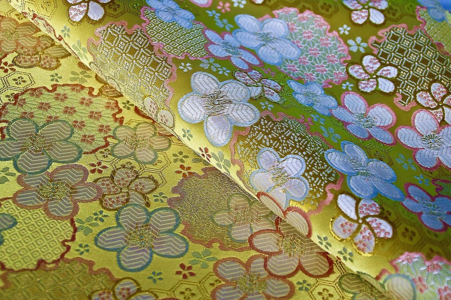 Tissu Sakura Kinran : Brocart à fils d'or, tissu de couture japonais (57 pouces de large)