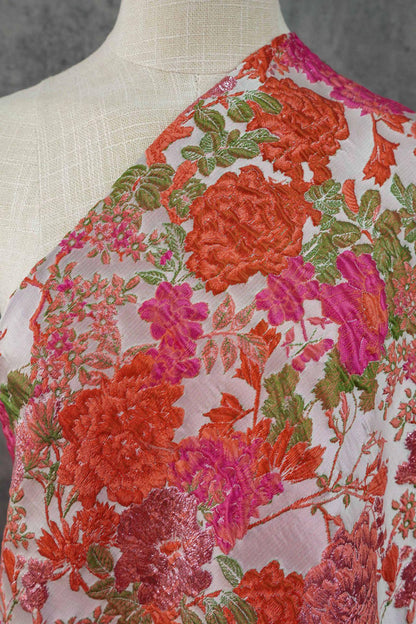 Tissu rose à motif floral en relief : mélange polyester-rayonne de 132 cm de large