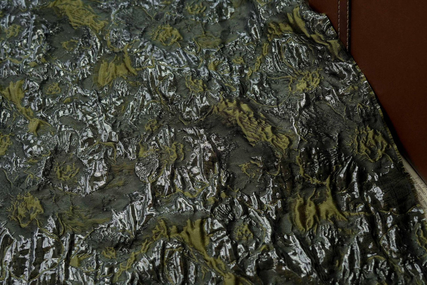 Tissu jacquard vert foncé, texture 3D en relief avec fil doré, largeur 140 cm