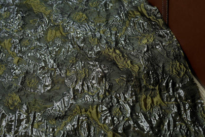 Tissu jacquard vert foncé, texture 3D en relief avec fil doré, largeur 140 cm