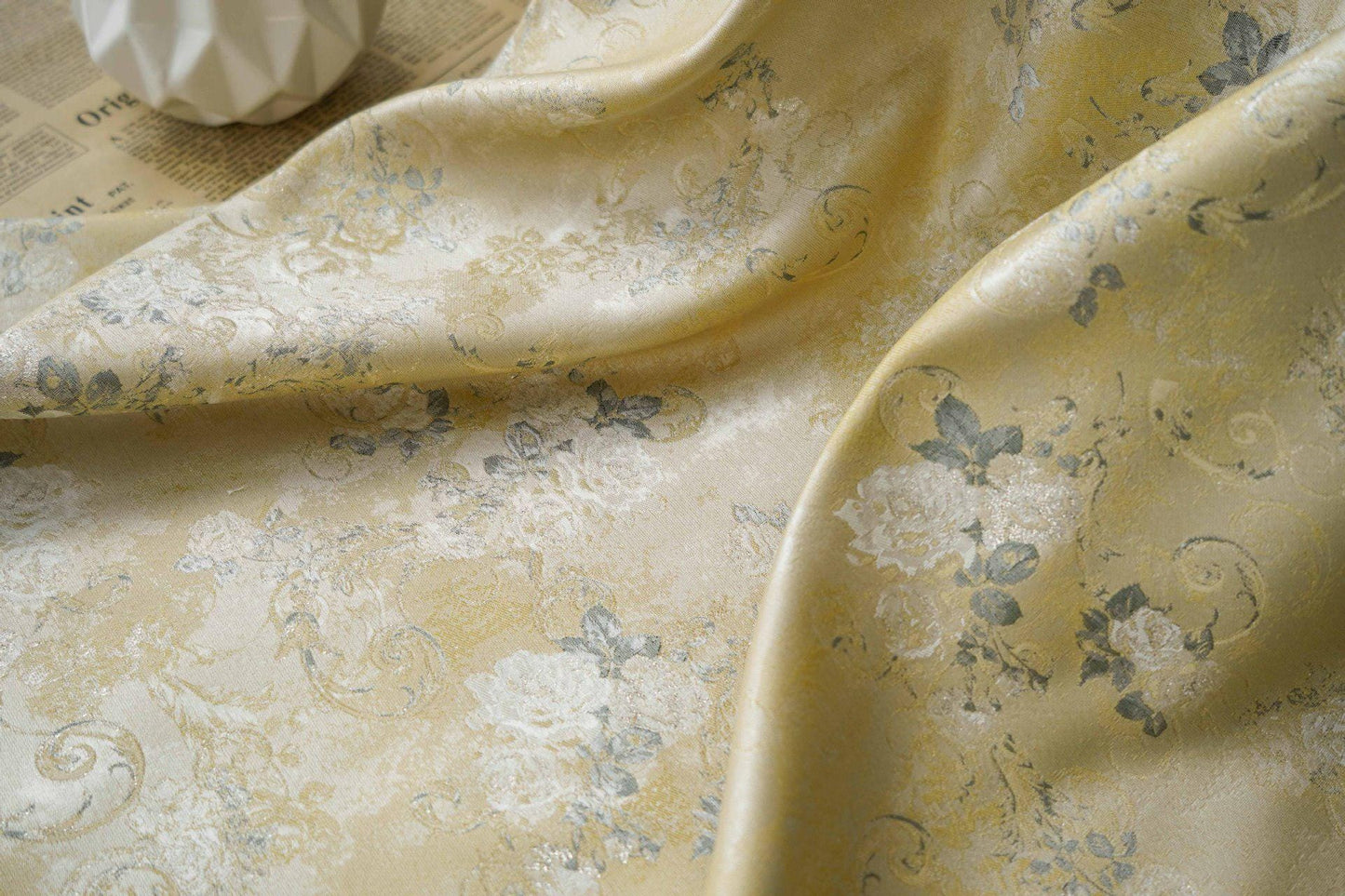Tissu jacquard floral doré : revêtement d’ameublement réversible en relief, 160 cm de large