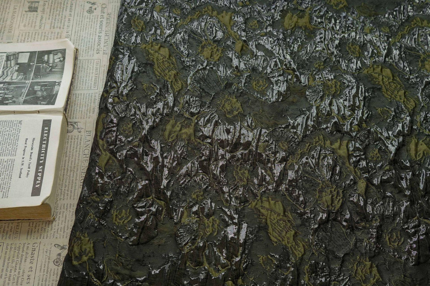 Tissu jacquard vert foncé, texture 3D en relief avec fil doré, largeur 140 cm