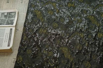 Tissu jacquard vert foncé, texture 3D en relief avec fil doré, largeur 140 cm