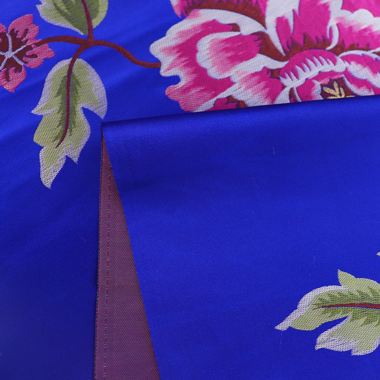 Tissu satiné jacquard pivoine : style robe tibétaine, 75 cm de large, décoration de costumes