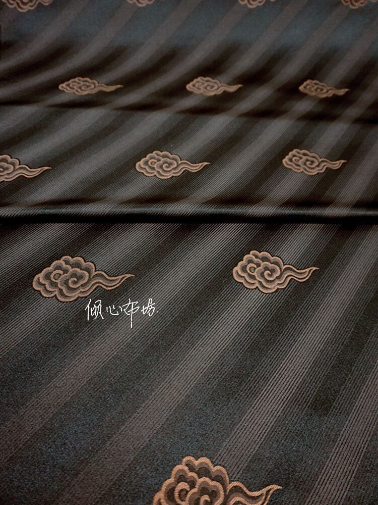 Tissu brocart nuageux : jacquard de soie et rayonne, tissu pour costumes
