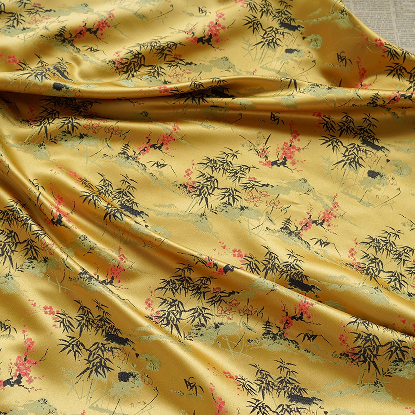 Tissu satiné brocart damassé doré : tapisserie florale, 152 cm de large