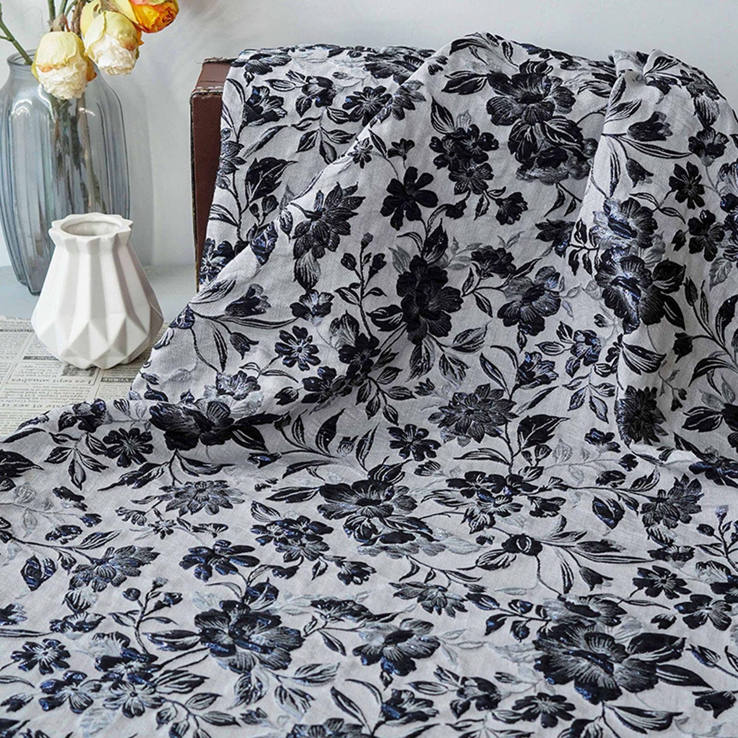 Tissu jacquard européen à motif floral en relief et fil doré - Texture luxueuse pour matelassage, ameublement, couture, décoration intérieure - Large