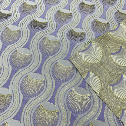 Tissu jacquard à motif plumes de paon : texture 3D avec fil doré (53 po de largeur)