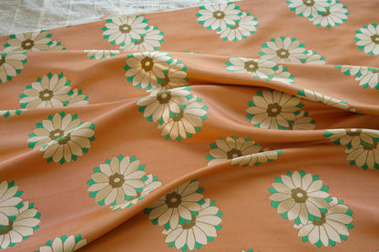 Tissu brocart à fleurs d'oranger : satin jacquard pour couture et matelassage, 150 cm de large