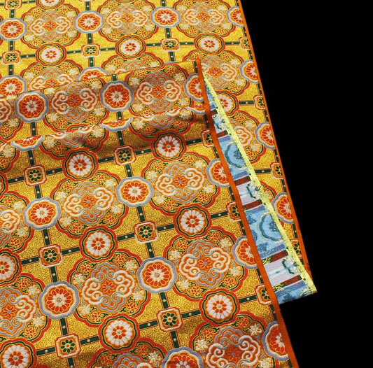 Brocart tibétain : broderie lotus, 147 cm de large, satin de rayonne