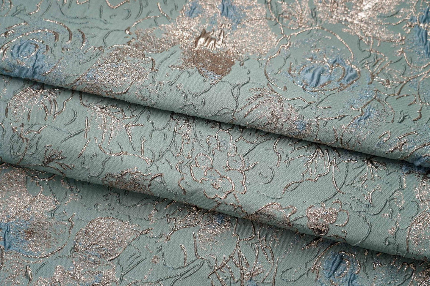 Tissu jacquard floral à fil doré : revêtement d’ameublement coloré en 3D, 137 cm de large