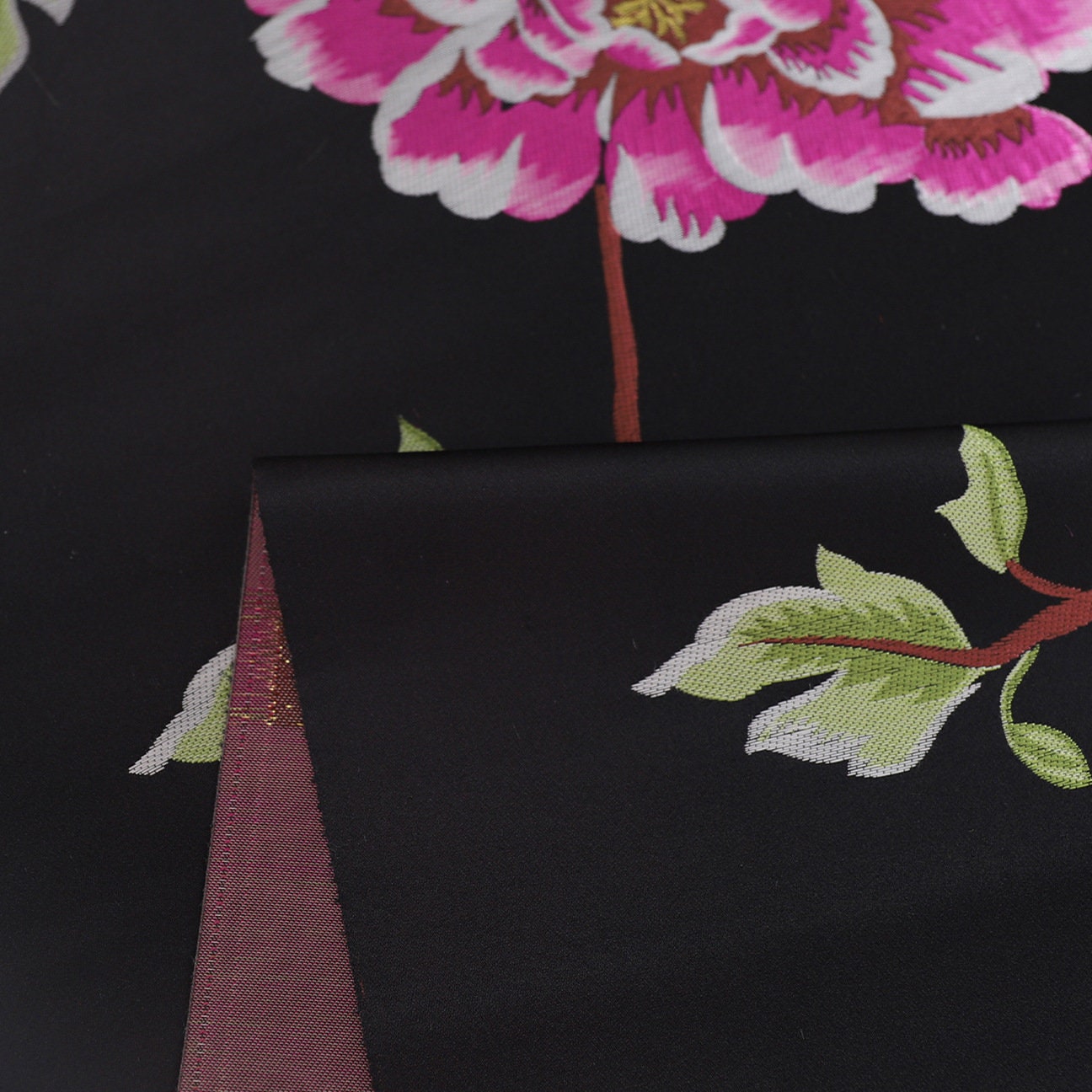 Tissu satiné jacquard pivoine : style robe tibétaine, 75 cm de large, décoration de costumes