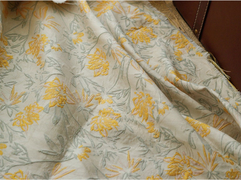 Tissu jacquard floral en relief : style vintage pour ameublement, robes, rideaux - 162,5 cm de large