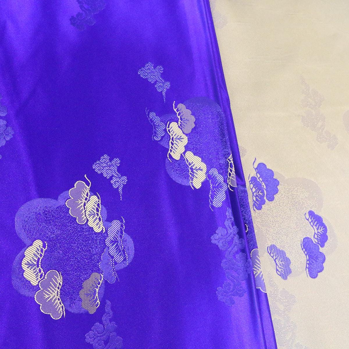 Tissu brocart tissé Nishijin : Tissu d'ameublement à motifs floraux en fil d'or