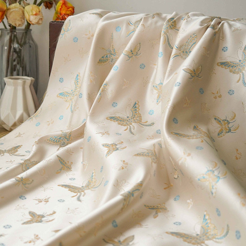 Tissu Butterfly Gold Thread : 150 cm de large, polyester tissé orné