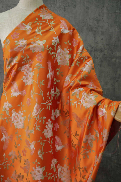 Tissu jacquard à fil doré : texture cloisonnée florale 3D avec oiseaux