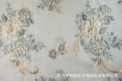 Tissu jacquard organza pivoine phénix : fil doré élégant (57 po L)