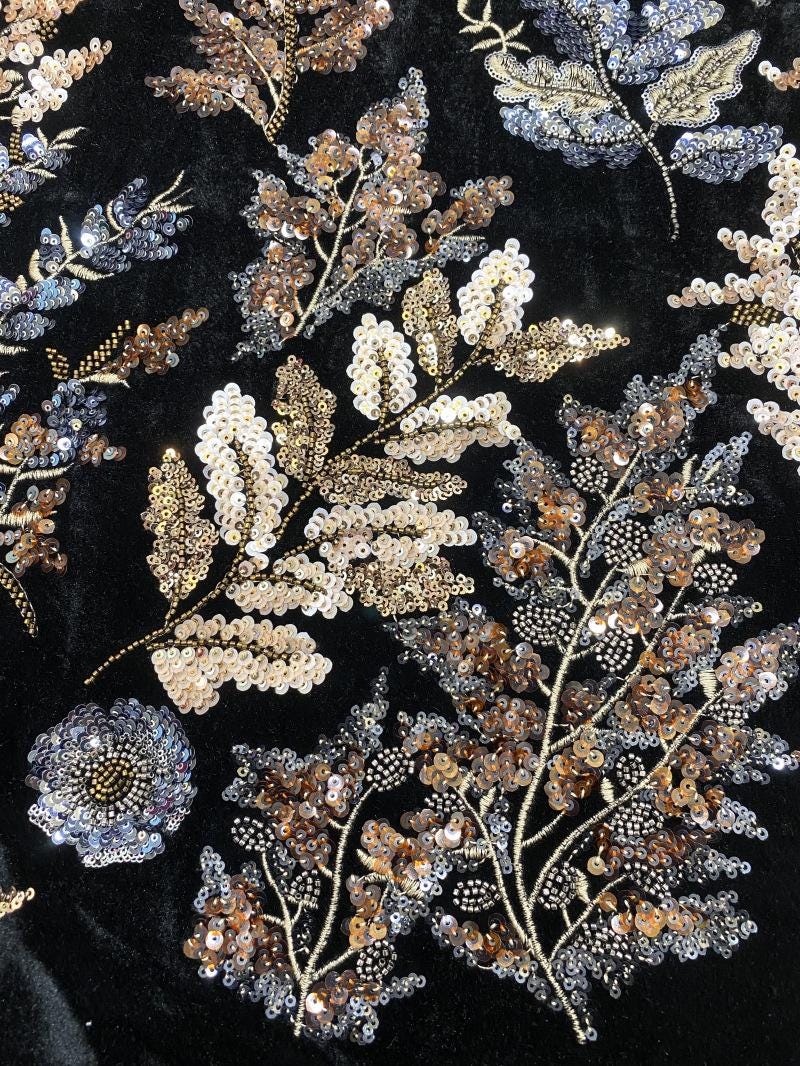 Tissu brodé de sequins en velours noir ��� Texti de perles multicolores" Large