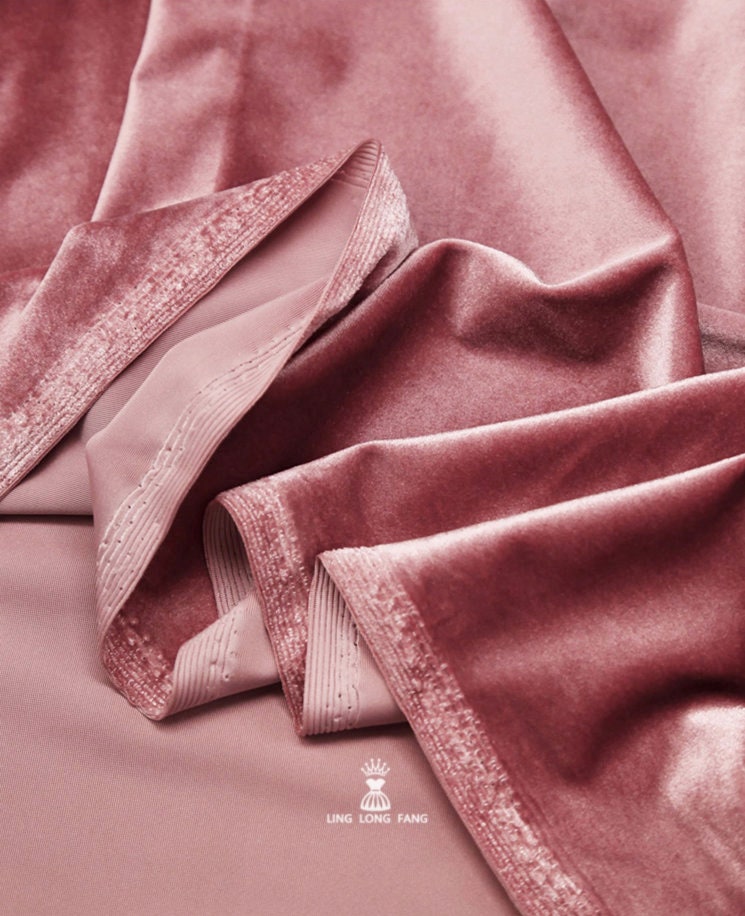 Tissu velours doré extensible : mélange de polyester et d’élasthanne de 155 cm de large