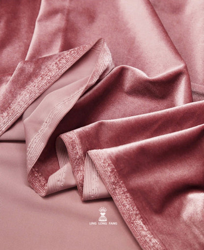Tissu velours doré extensible : mélange de polyester et d’élasthanne de 155 cm de large
