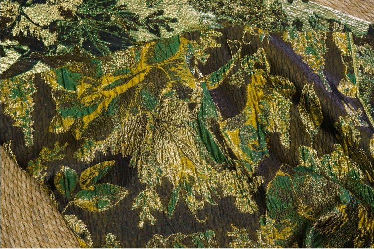 Tissu jacquard à fil doré : matériau de créateur à motif floral 3D rétro