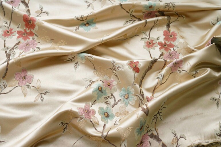 Tissu brocart Fleur de Prunier : Jacquard de rayonne champagne, 150 cm de large