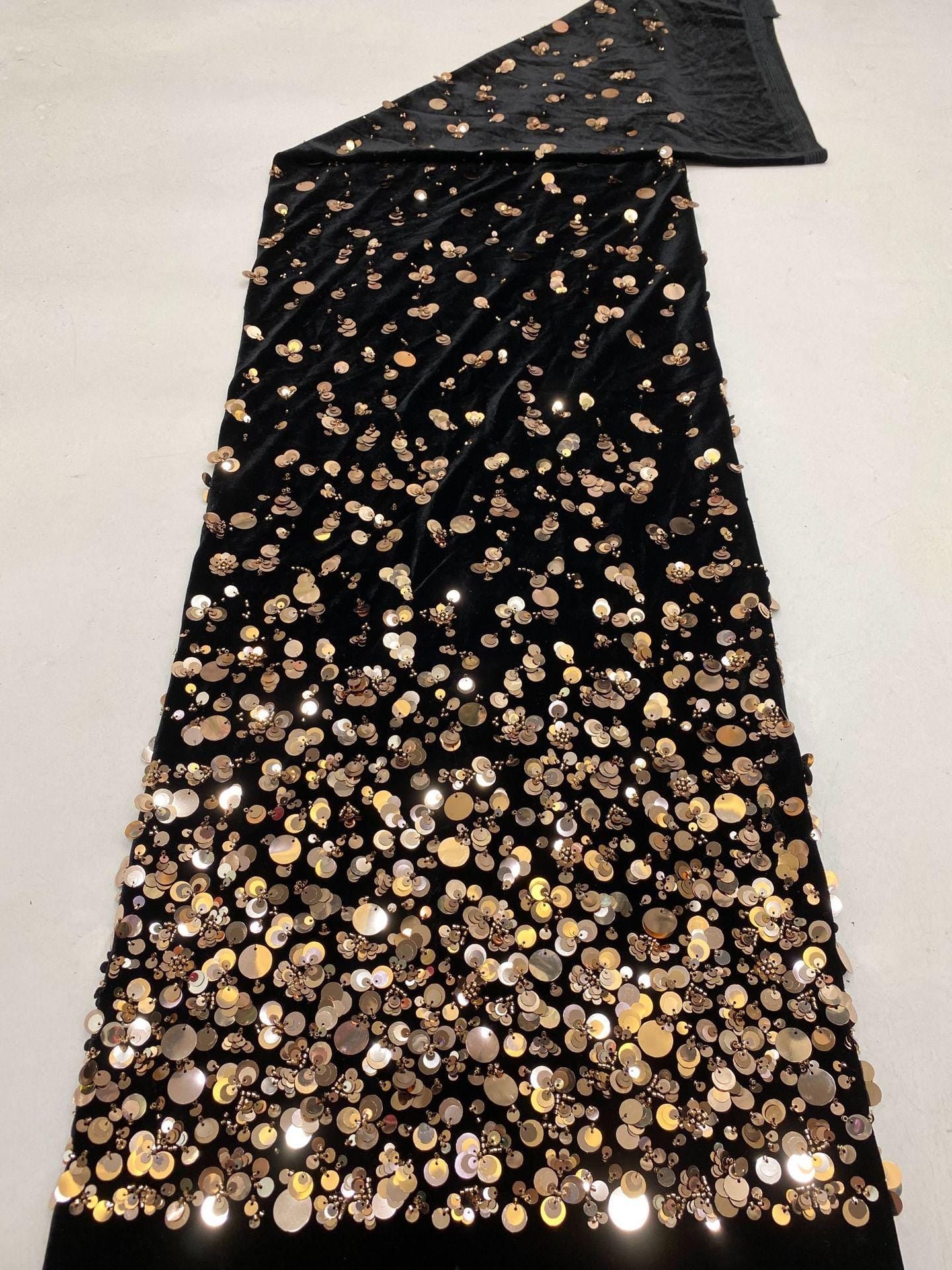 Tissu velours à sequins et perles : broderie dégradée, 124 cm de large
