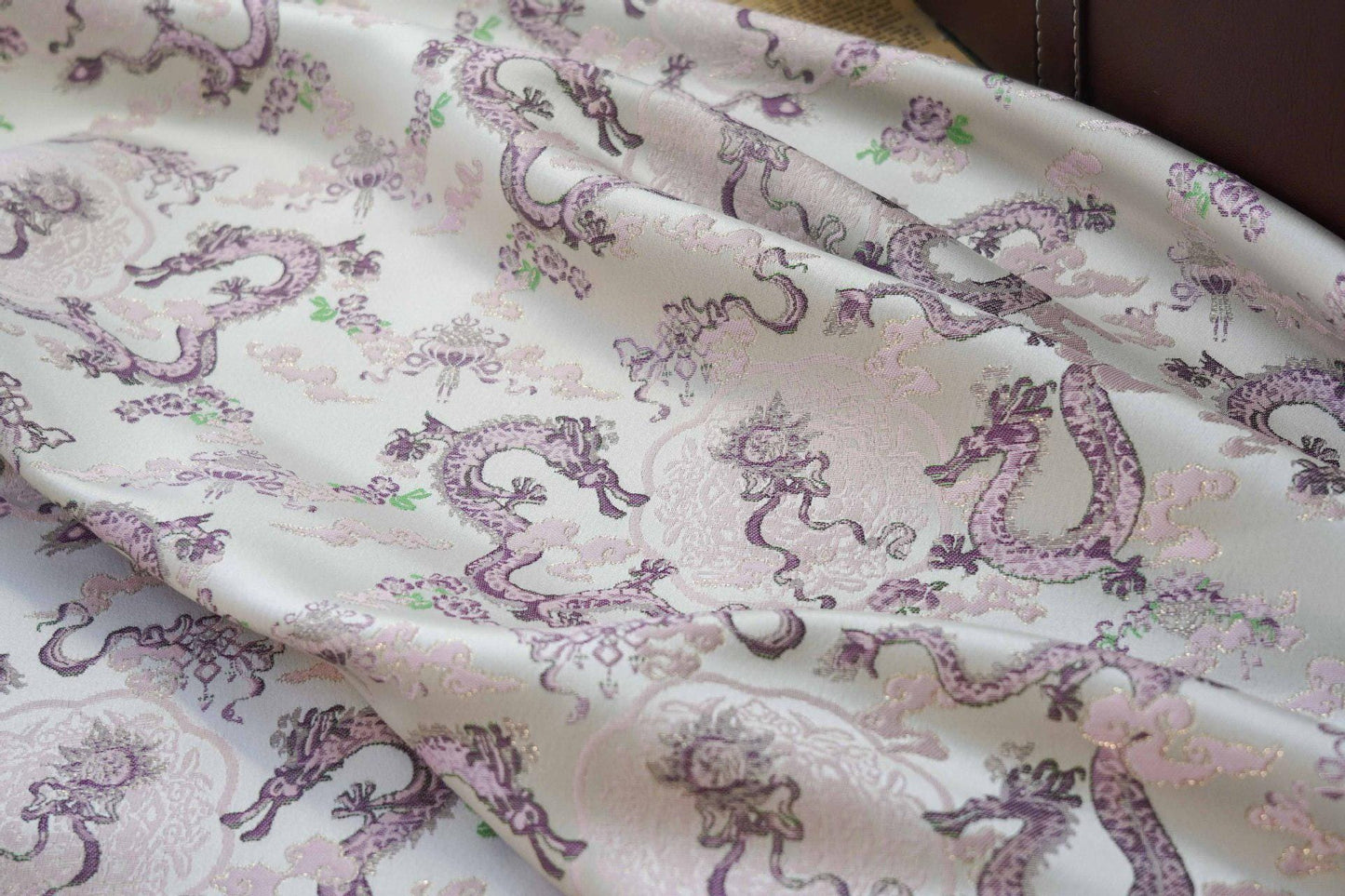Tissu brocart Lilas Dragon : Cheongsam Qipao multicolore, 147 cm de large
