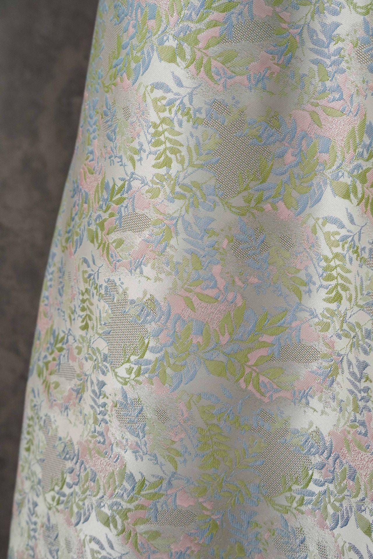 Tissu brocart magnolia gris clair : couture de cheongsam chinois et de robe tibétaine