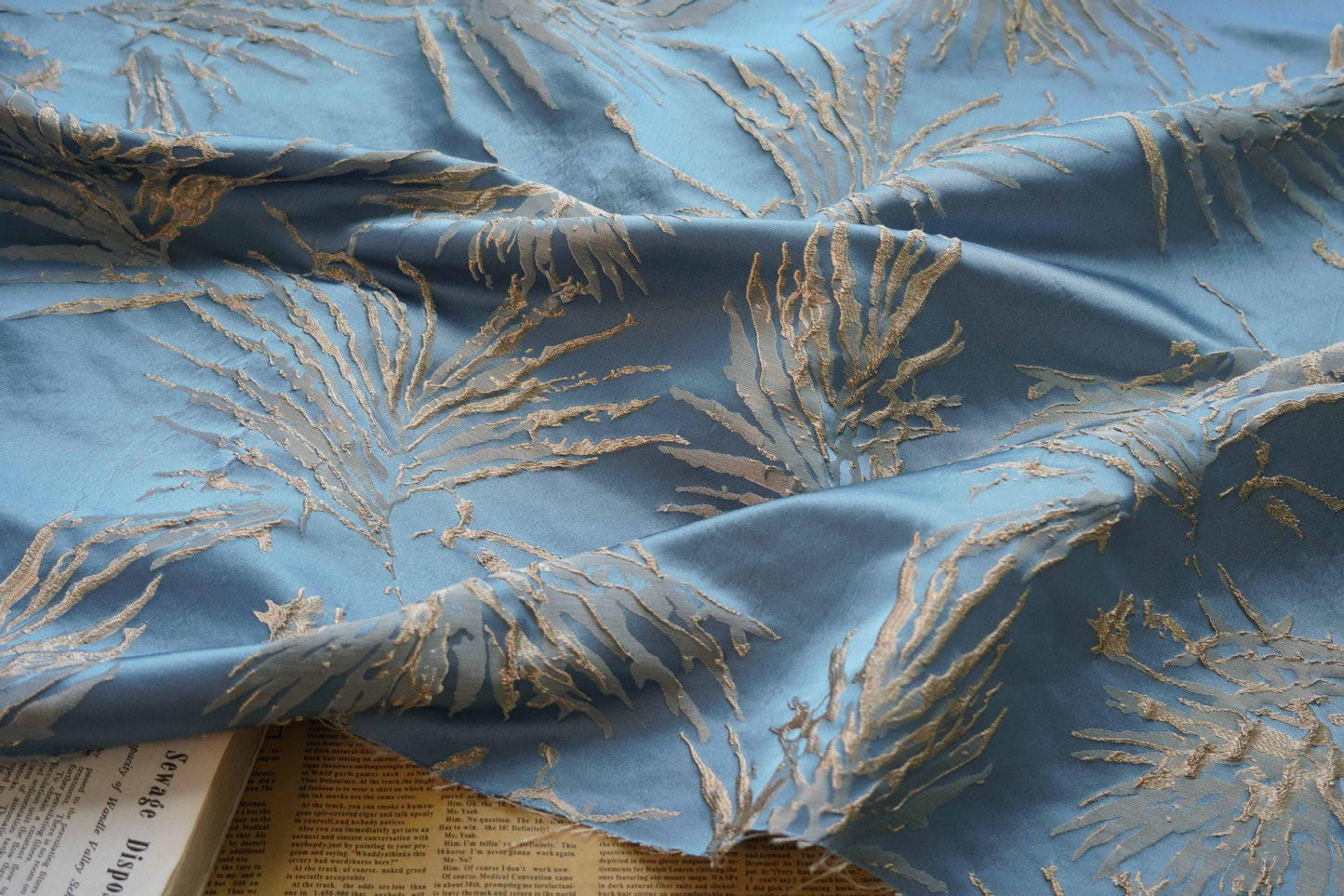 Tissu jacquard brodé : 140 cm de large, motif floral en fil d'or