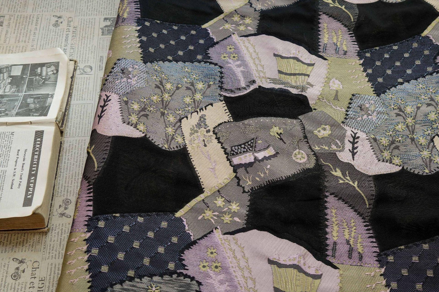 Tissu jacquard à motif floral : mélange de polyester micro-transparent, 140 cm de large