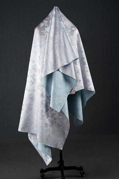 Tissu brocart jacquard à motifs papillons : damas de soie et rayonne de 150 cm de large, pour la décoration de costumes.