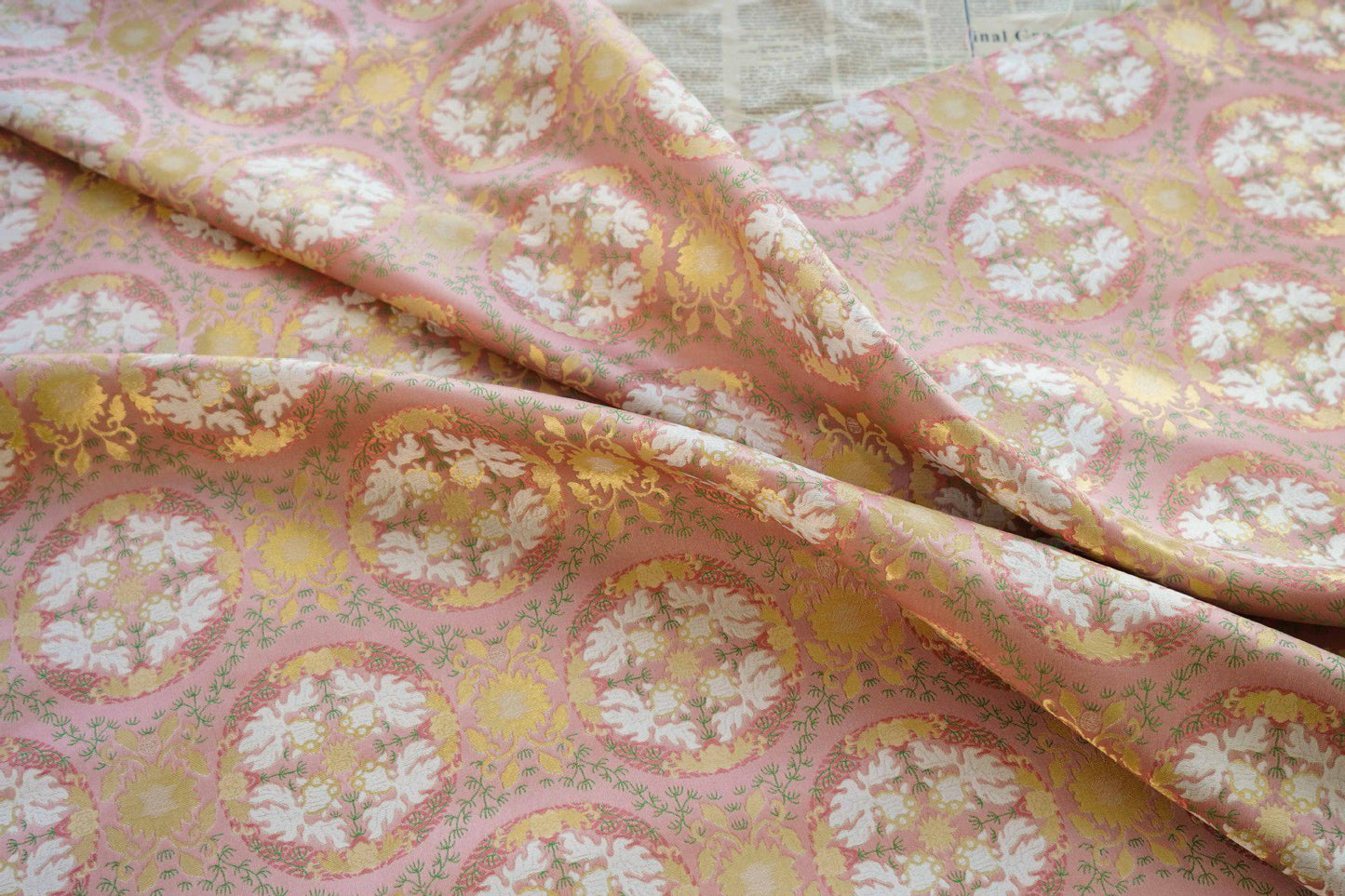 Tissu jacquard à fil doré : motif poisson et lotus en relief, largeur 140 cm