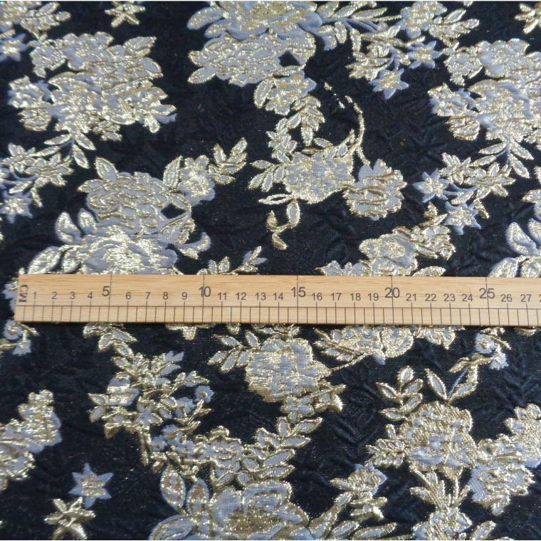 Tissu jacquard floral à fil doré : texture 3D pour ameublement, costumes et décoration (57 po de largeur)