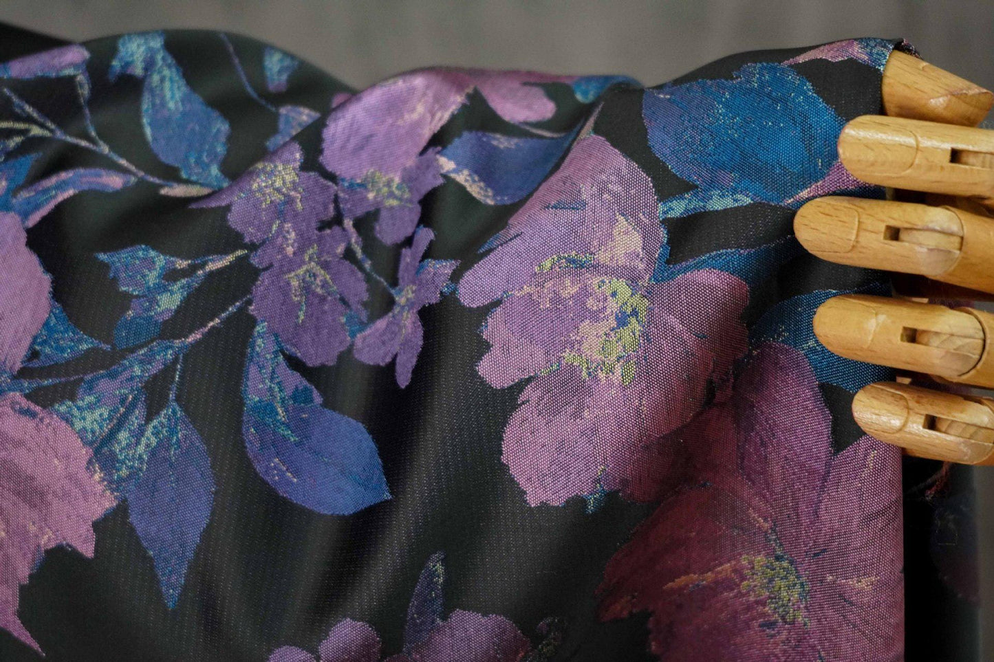 Tissu noir style vintage à motif floral violet tissé, largeur 57 pouces