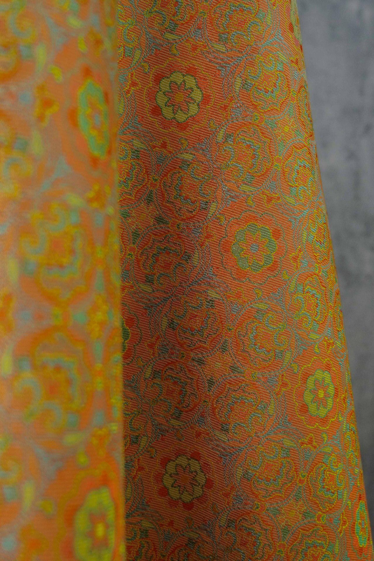 Tissu jacquard à médaillon vintage orange : fil teint à volutes arabesques, largeur 150 cm