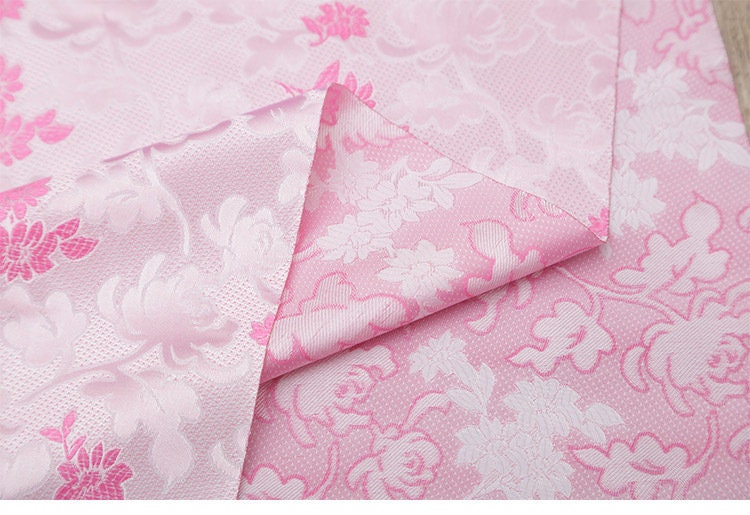 Tissu brocart à motifs floraux : rose et lilas, pour ameublement, costumes et décoration - 89 cm de large