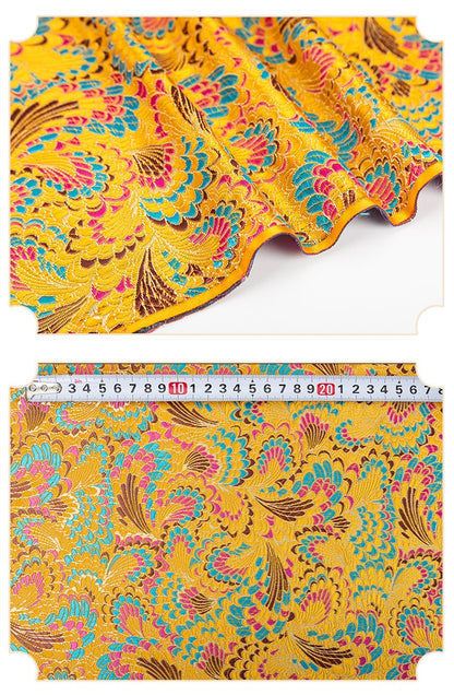 Tissu brocart à motif de plumes de paon : mélange de soie chinoise et de rayonne à fleurs magenta